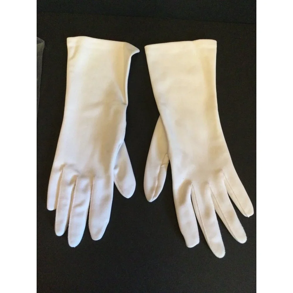 Vintage Beautiful Cream Colored Hand Treat Imported Gloves Made in Hong Kong